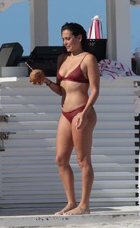 Natalie Martinez feet photo thumbnail