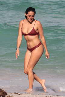 Natalie Martinez feet photo thumbnail