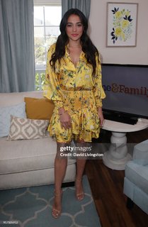Natalie Martinez feet photo thumbnail