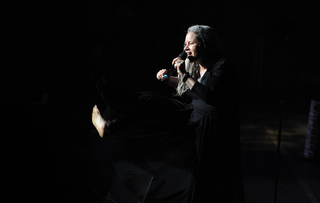 Natalie Merchant feet photo 9