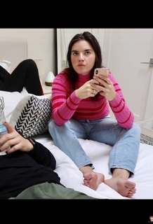 Natalie Noel Mariduena feet photo thumbnail
