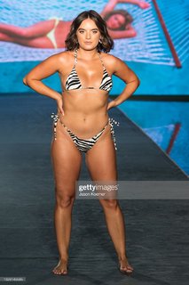 Natalie Noel Mariduena feet photo thumbnail