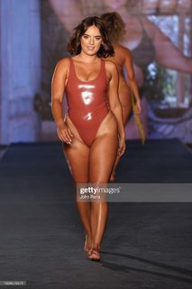 Natalie Noel Mariduena feet photo thumbnail