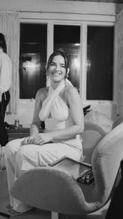 Natalie Noel Mariduena feet photo thumbnail