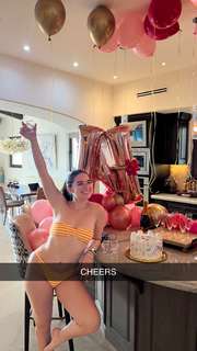 Natalie Noel Mariduena feet photo thumbnail