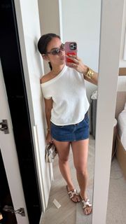 Natalie Noel Mariduena feet photo thumbnail