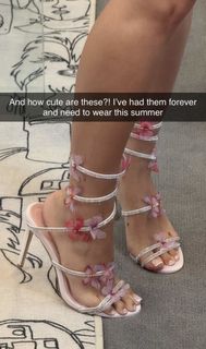 Natalie Noel Mariduena feet photo thumbnail