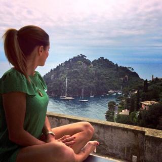 Natalie Pinkham feet photo thumbnail