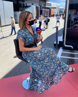 Natalie Pinkham feet photo thumbnail