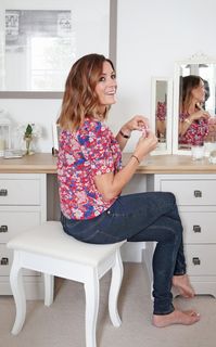 Natalie Pinkham feet photo thumbnail