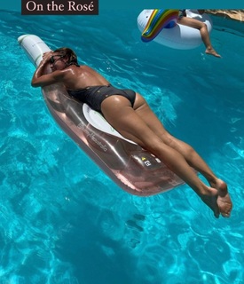 Natalie Pinkham feet photo thumbnail