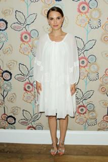 Natalie Portman feet photo thumbnail