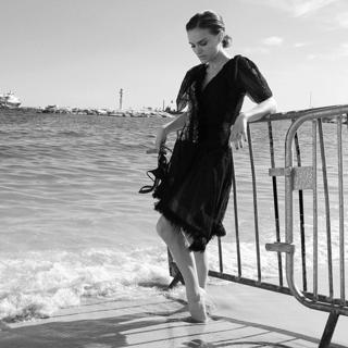 Natalie Portman feet photo thumbnail