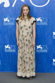 Natalie Portman feet photo thumbnail