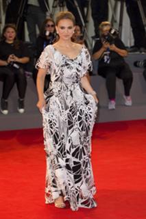 Natalie Portman feet photo thumbnail