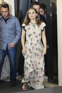 Natalie Portman feet photo thumbnail