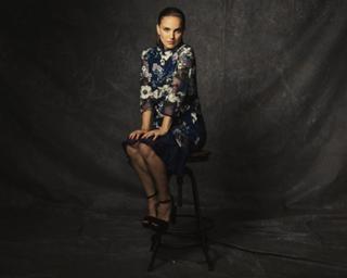 Natalie Portman feet photo thumbnail