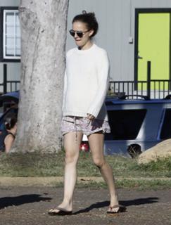 Natalie Portman feet photo thumbnail