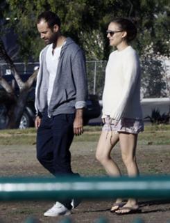 Natalie Portman feet photo thumbnail