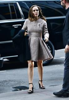 Natalie Portman feet photo thumbnail