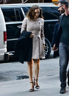 Natalie Portman feet photo thumbnail