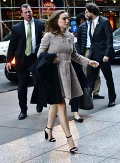 Natalie Portman feet photo thumbnail