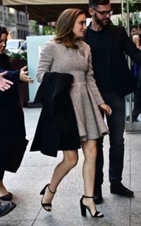 Natalie Portman feet photo thumbnail