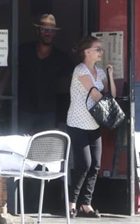 Natalie Portman feet photo thumbnail