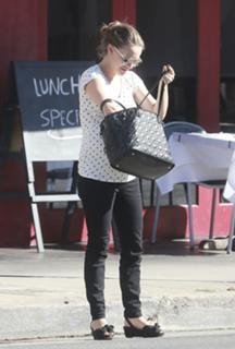 Natalie Portman feet photo thumbnail