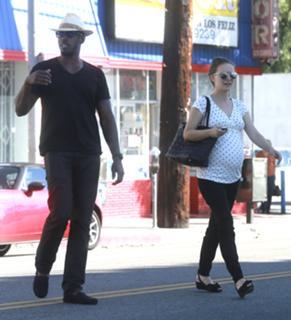 Natalie Portman feet photo thumbnail