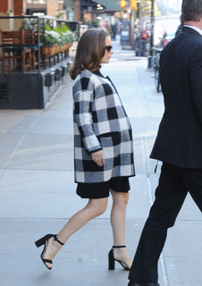 Natalie Portman feet photo thumbnail