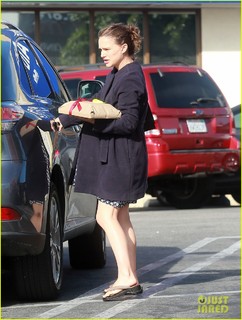 Natalie Portman feet photo thumbnail