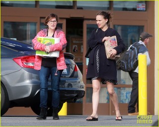 Natalie Portman feet photo thumbnail