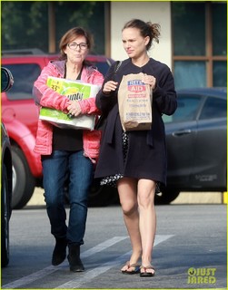 Natalie Portman feet photo thumbnail