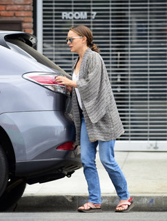 Natalie Portman feet photo thumbnail