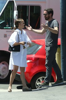 Natalie Portman feet photo thumbnail