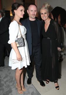 Natalie Portman feet photo thumbnail