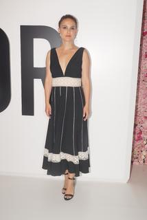 Natalie Portman feet photo thumbnail