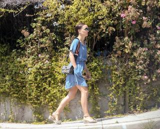 Natalie Portman feet photo thumbnail