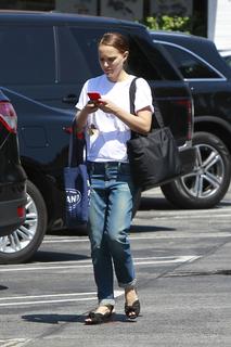 Natalie Portman feet photo thumbnail