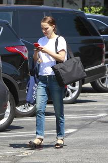 Natalie Portman feet photo thumbnail