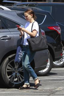 Natalie Portman feet photo thumbnail