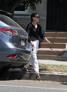 Natalie Portman feet photo thumbnail