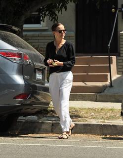 Natalie Portman feet photo thumbnail