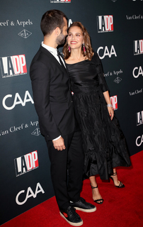 Natalie Portman feet photo thumbnail