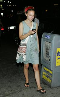 Natalie Portman feet photo thumbnail
