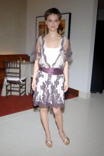 Natalie Portman feet photo thumbnail