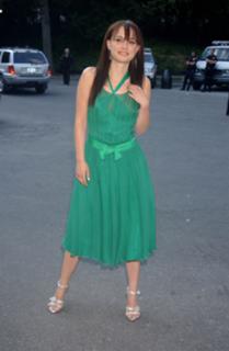 Natalie Portman feet photo thumbnail
