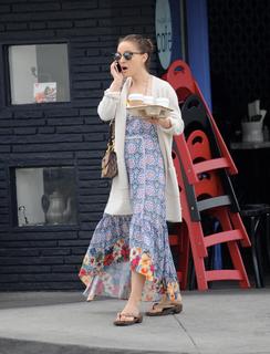 Natalie Portman feet photo thumbnail