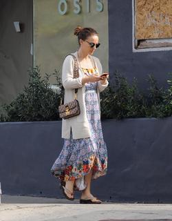 Natalie Portman feet photo thumbnail